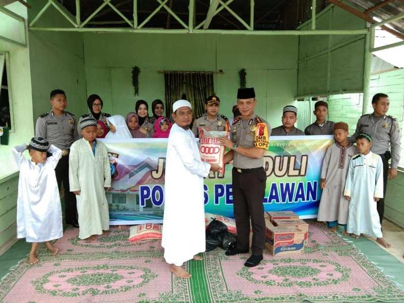 Jumat Peduli Dan Berbagi, Kapolres Pelalawan Sambangi Yayasan Yatim Piatu Dan Dhuafa