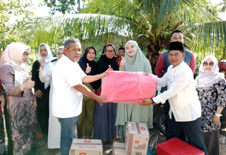 Ketua TP PKK Pelalawan Didampingi Camat dan Lurah Serahkan Bantuan Korban Bencana Angin Puting Beliung