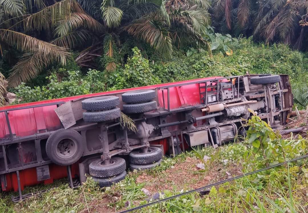 Supir Mengantuk, Mobil Pengangkut CPO Oleng Masuk Jurang di Desa Barangan
