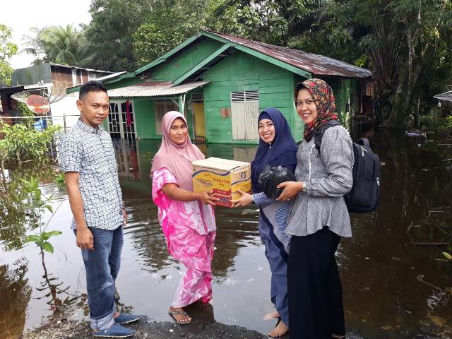 Smart Neutron Salurkan Bantuan Sembako Kepada Korban Banjir