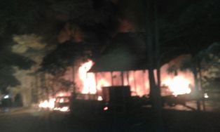 Gudang BB Ranmor Laka Lantas Polres Siak Terbakar, 4 Unit Mobil Pemadam Dikerahkan