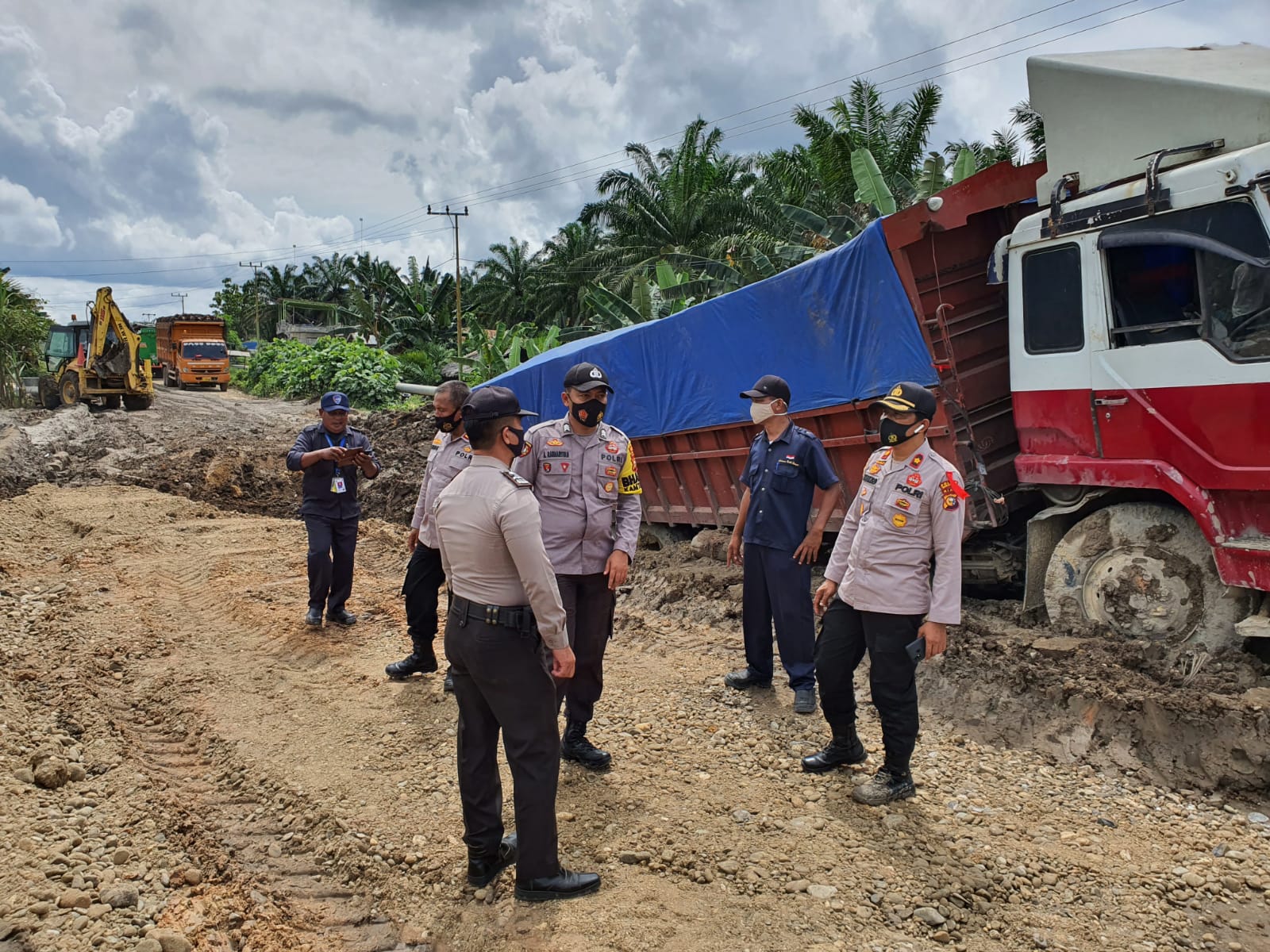 Jalan Lintas Manggala - Pujud Rusak Parah, Polres Turun Tangan