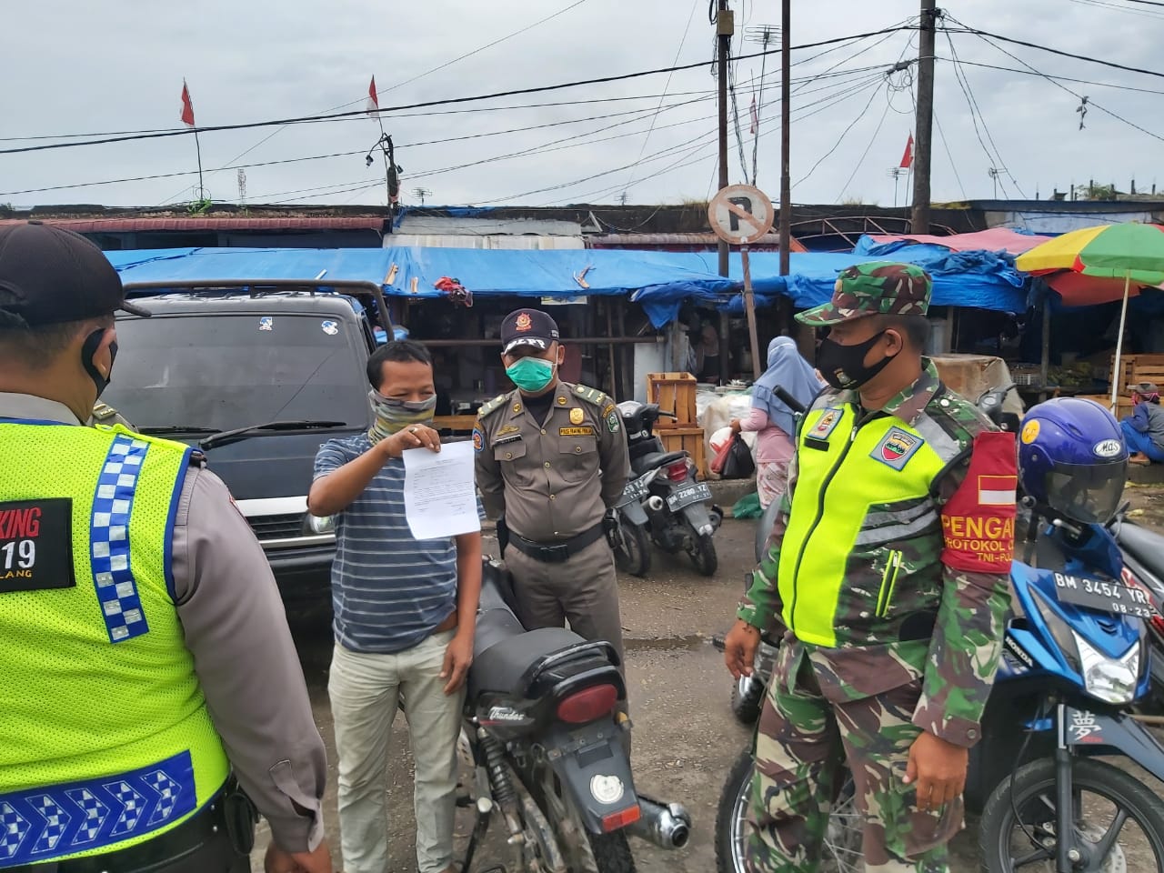 Dua Orang Buat Peryataan, Koptu Deddy H Tegakan Displin Prokes di Pasar Tuah Serumpun