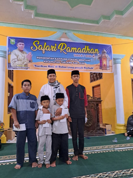 Safari Ramadhan di Masjid Al Mubarok Penghulu Arizal Tambah Insentif RT di Seberang Feri