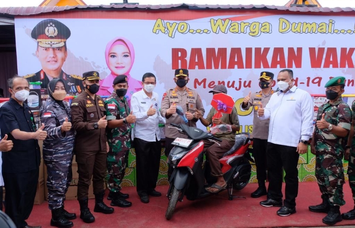 Kunker Ke Dumai, Kapolda Riau Hadiahkan Sepeda Motor Kepada Peserta Vaksin Lansia