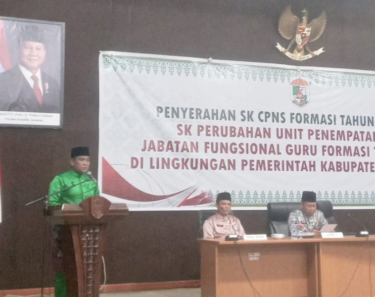 Serahkan SK Pengangkatan , Bupati Zukri Minta CPNS dan PPPK Bekerja Sepenuh Hati
