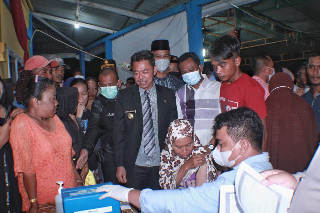 Demi Kejar Target, Pemkab Rohil Tinjau Vaksinasi Malam Hari