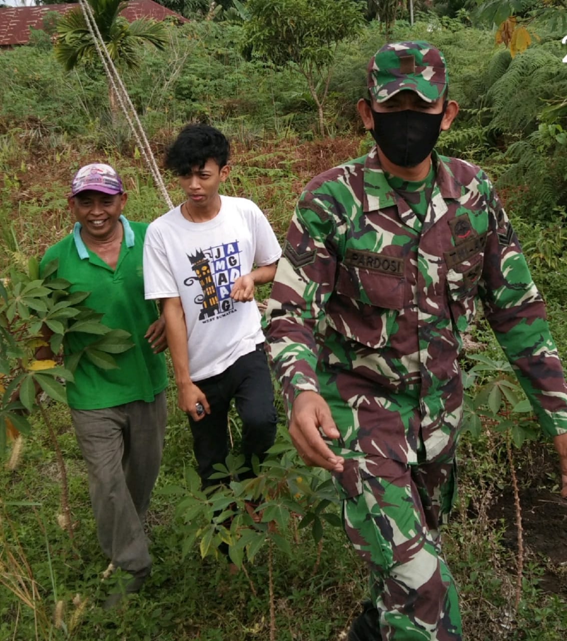 Sertu Abdon Pardosi Bersama Masyarakat Sisir Lahan dan Hutan di Kelurahan Perawang