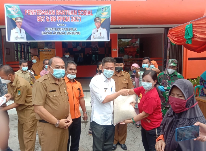 Bupati Rohil Serahkan Bantuan BST PPKM