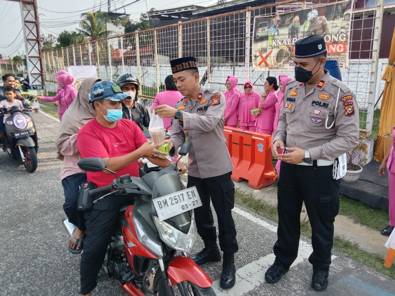 Bagi-bag Takjil, Wujud Kedekatan POLRI dengan Masyarakat Lebih Terjalin Erat