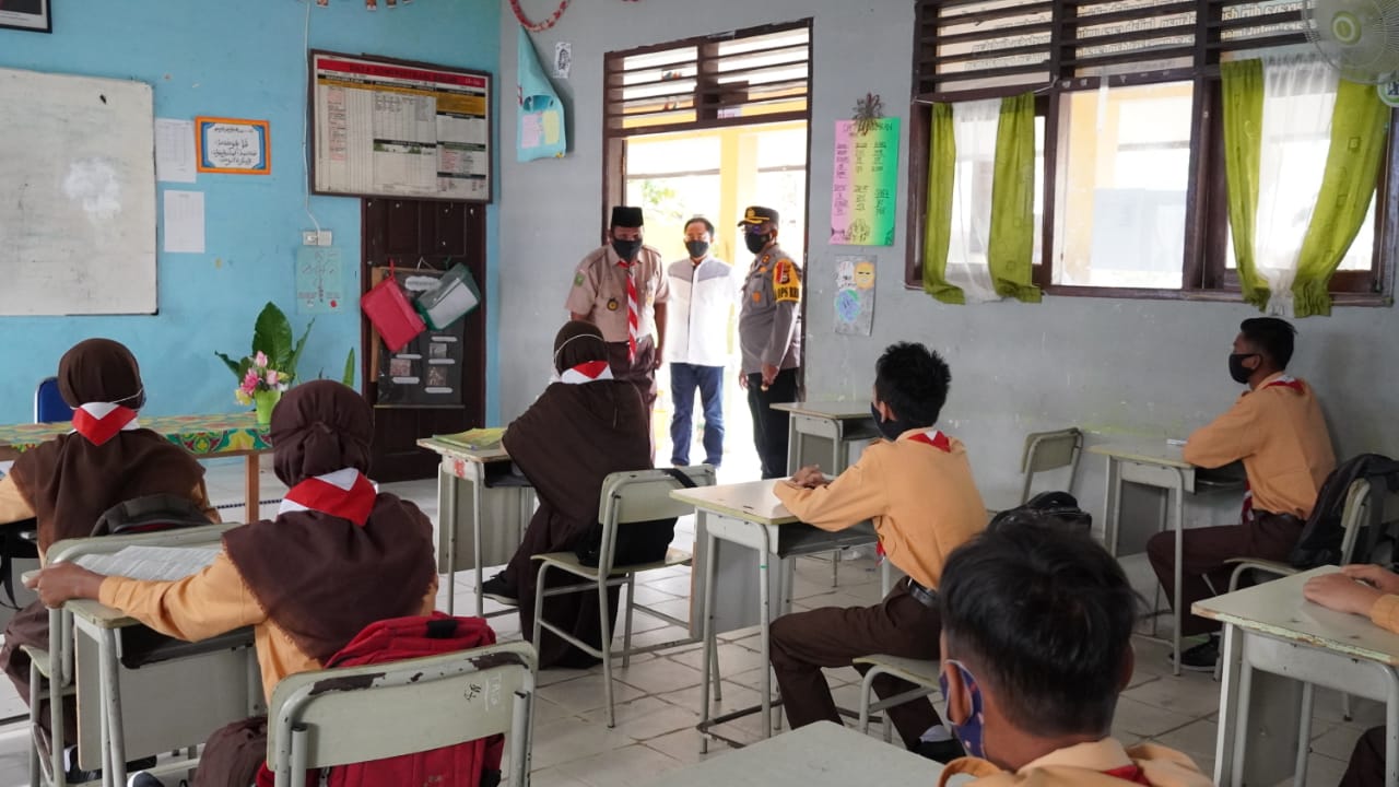 Pastikan Penerapan Prokes di Sekolah, Kapolres Siak Kunjungi Beberapa Sekolah di Kecamatan Siak