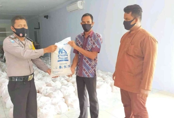 Terdampak Covid-19, Perangkat Kampung Pinang Sebatang Salurkan 474 Paket Sembako