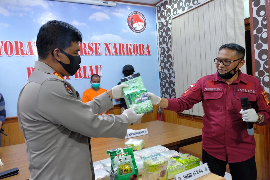 Direktorat Narkoba Polda Riau  Ringkus 2 Pelaku Dan Sita 15,8 Kg Sabu