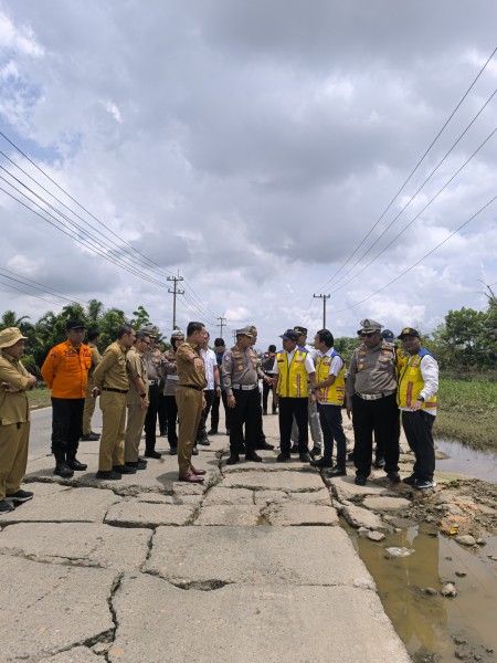 Wabup Husni Tamrin bersama BPJN Tinjau Perbaikan Jalan Pasca Banjir di Km 83 Lintas Timur