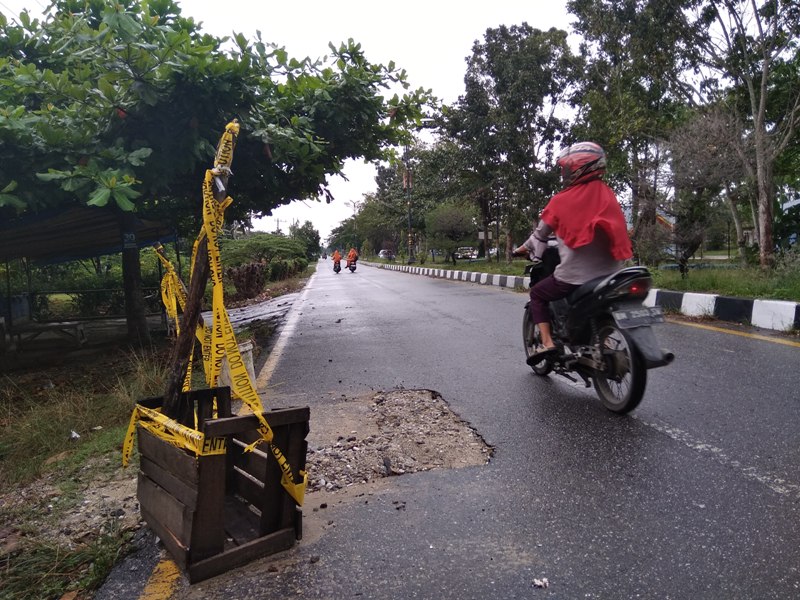 Jalan KM 3 Yang Dibobok Belum Diaspal, Bisa Membahayakan Pengendara Saat Melintas