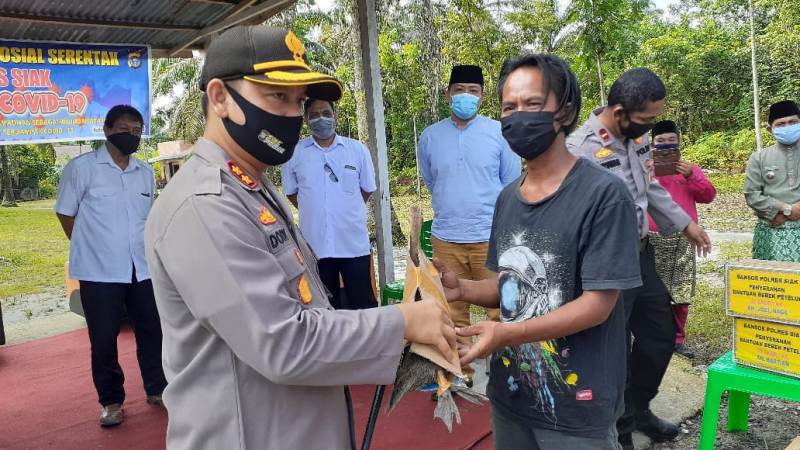 Polres Siak Bantu Bahan Pokok, Bibit Tanaman, dan Bebek Petelur Kepada Masyarakat