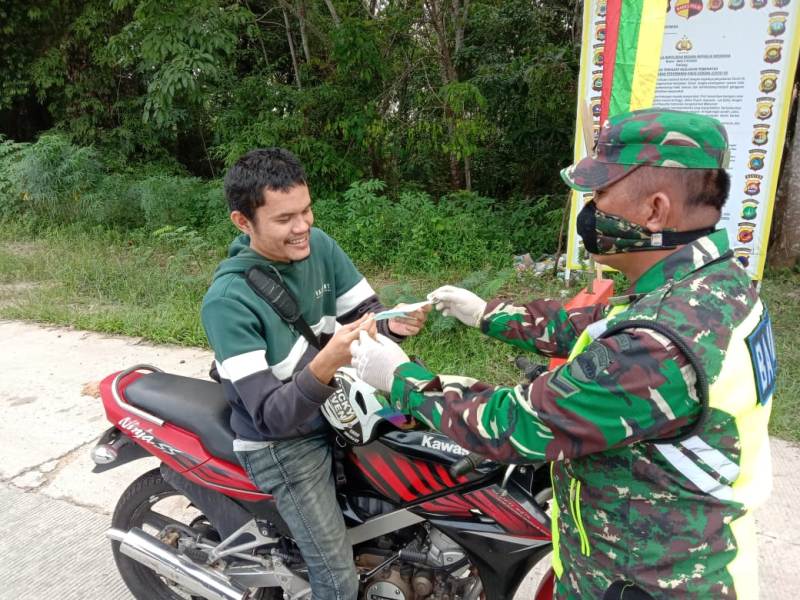 Antisipasi Covid-19, Serda Uuk Sudarijanto Bagikan Masker ke Pengendara