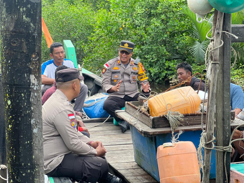 Kapolsek Rupat Temui Nelayan Pulau Terluar Sampaikan Pesan Pemilu Damai