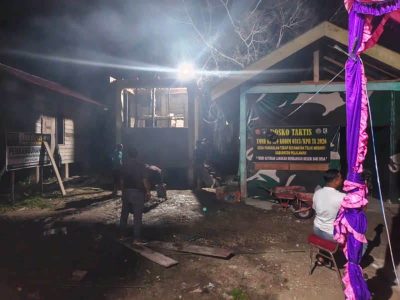 Semangat Gotong Royong Menerobos Malam, Pembangunan MCK Dusun 1 Terus Dipacu Satgas TMMD Ke 129 Kodim 0313/KPR