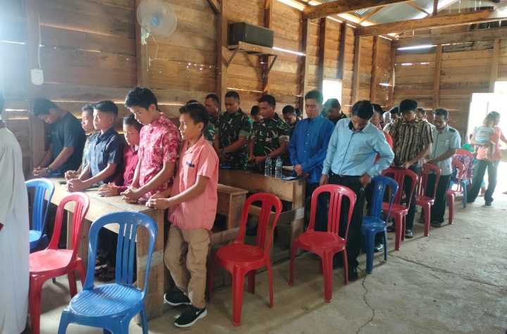Anggota Satgas TMMD Ke-115 Kodim 0313/KPR Ibadah Bersama Masyarakat Di Gereja HKBP Estomihi
