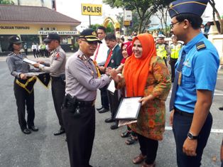 Kapolresta Pekanbaru Berikan Penghargaan kepada Personil Berprestasi dan Beberapa Intansi