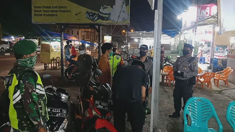 Sertu Alexander Sigalingging Minta Masyarakat Jaga jarak Saat Berbelanja