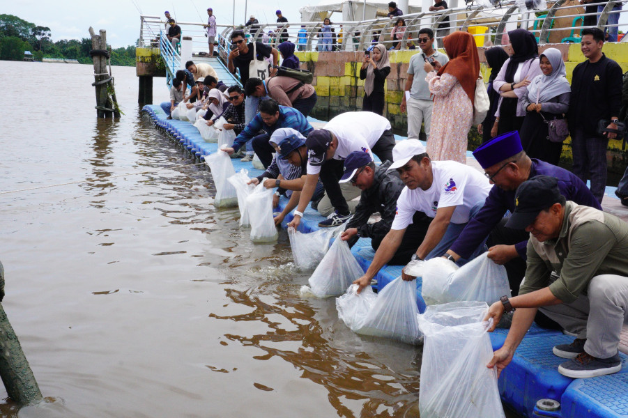 Tebar 10 Ribu Bibit Ikan Patin, Arfan Usman Ajak Anak Milenial Merajut, Merawat Sungai Siak
