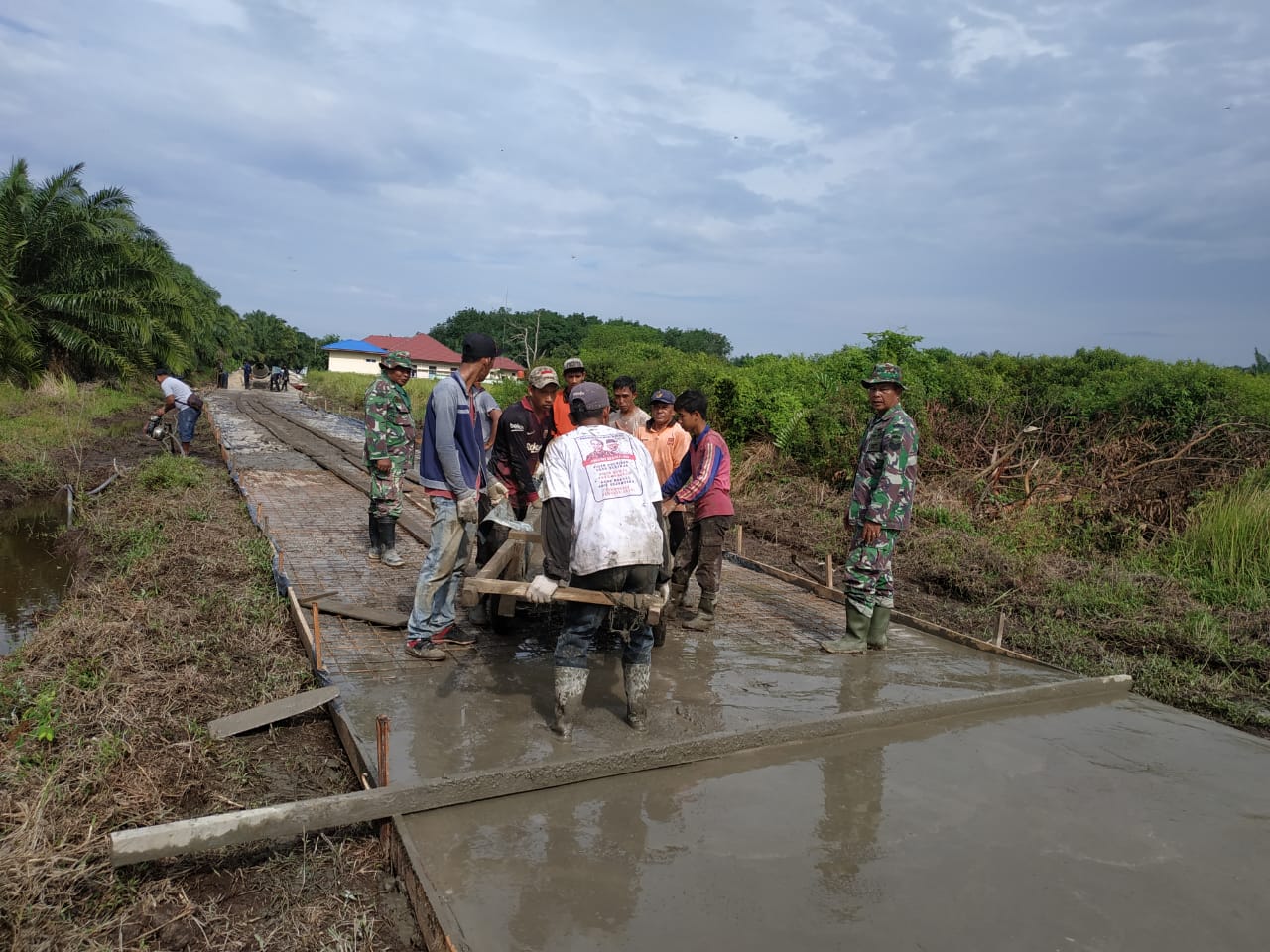 TMMD Bangun Jalan Rumah Sawit Inap, Tumbuhkan Semangat Goro Untuk Semua Elemen