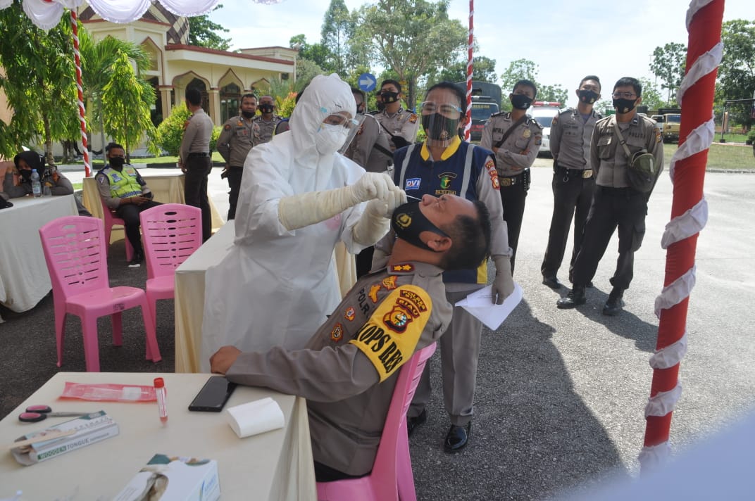 Polres Siak Bekerja Sama Dengan Diskes Kabupaten Siak Lakukan Tes Swab Kepada Personil