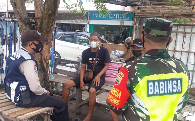 Sisir 2 Lokasi, Serda Gunawan Tegur Warga Yang Tidak Gunakan Masker