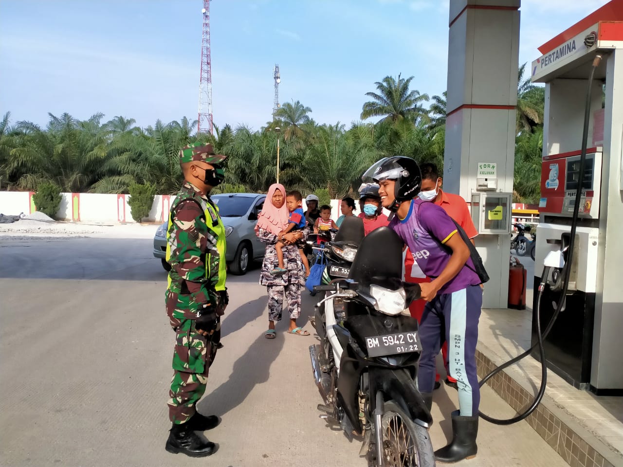 Sedang Isi Minyak di SPBU KM 11, Serda Sahidin Tegur Parman, Kok Bisa?