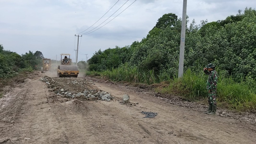 Fokus pada Kualitas Jalan Sasaran TMMD Ke-129, Satgas Kodim 0313/KPR Kerahkan 7 Unit Dump Truck Ratakan Batu Pecah