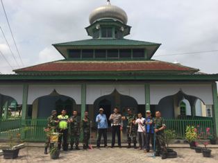 TNI-Polri Dan Masyarakat Tualang Baksos Di Mesjid Al Muhajirin