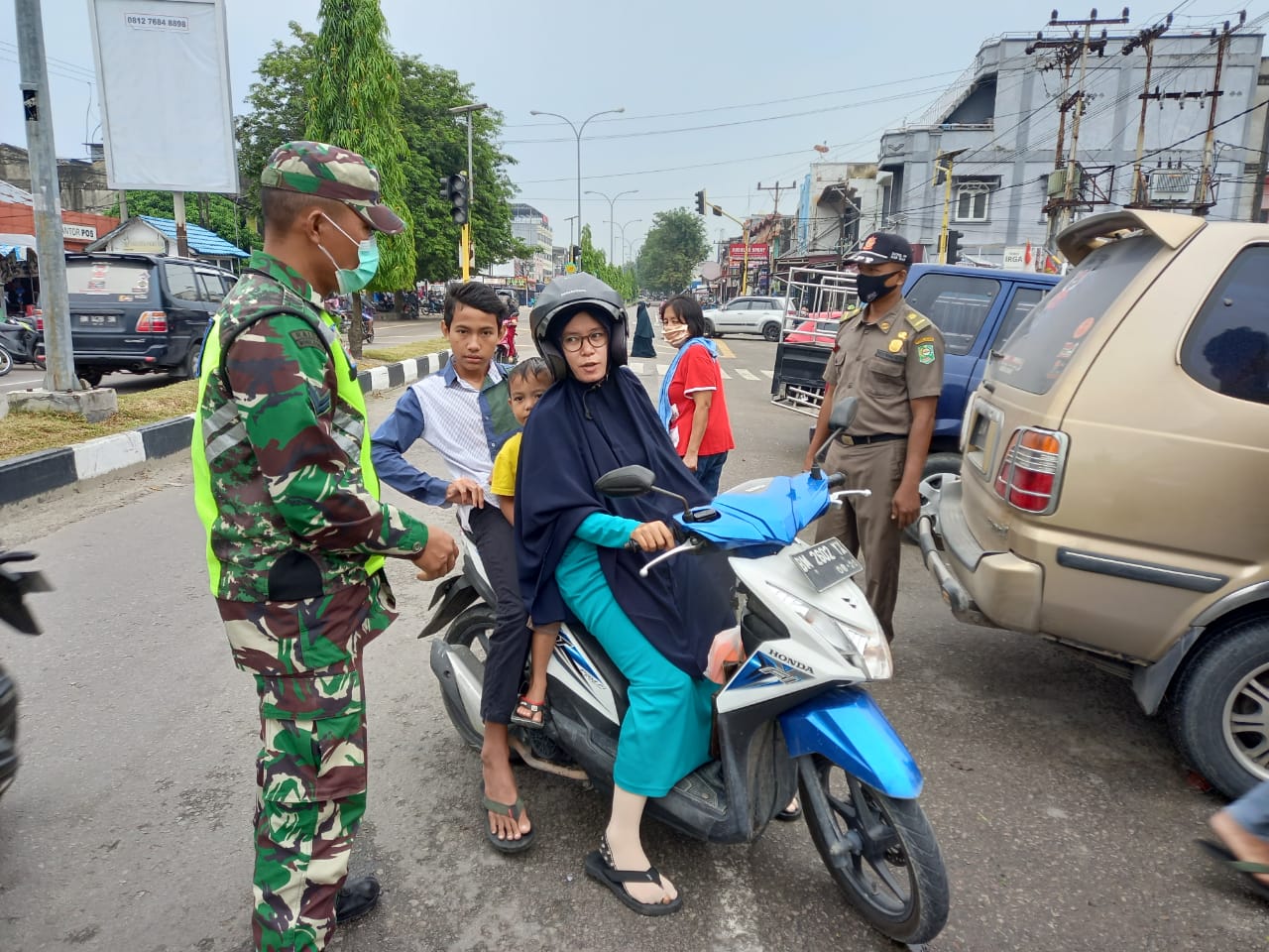 Jaring Tiga Warga, Sertu TH Hutagalung Tetap Ingatkan Prokes