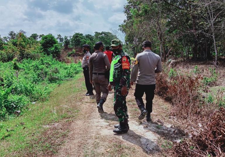 Cegah Karhutla, Serda Sahidin Sisir Lahan dan Hutan Yang Rawan Karhutla