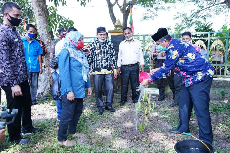 Upaya Lestarikan Lingkungan KLHK Bentuk KBD dan Salurkan 3000 Bibit di Kecamatan Lubuk Dalam