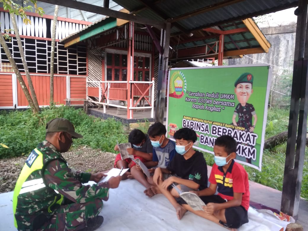 Berikan Internet Gratis, Serda Purnomo Bimbing Siswa Rantau Panjang Belajar Daring