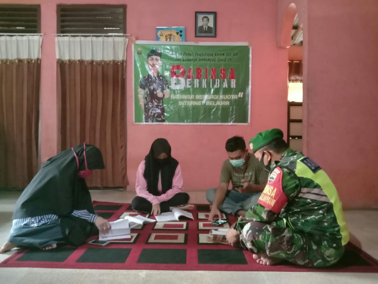 Beri Internet Gratis, Sertu Afrisal Bimbing Siswa SMP Untuk Belajar Dirumah