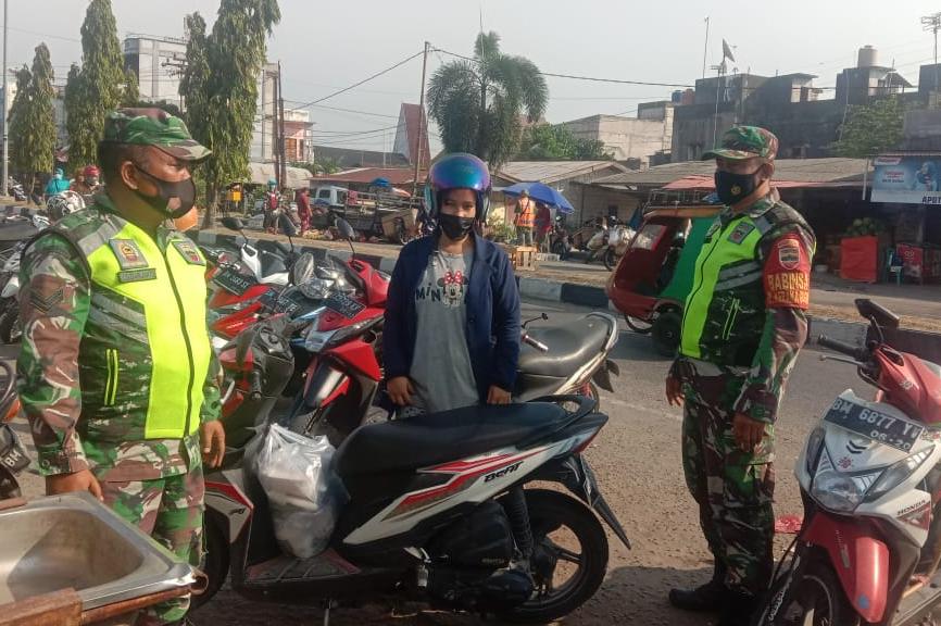 Meski Jaring 2 Warga, Sertu Uuk Sudarijanto Tetap Ingatkan Warga Patuhi Prokes