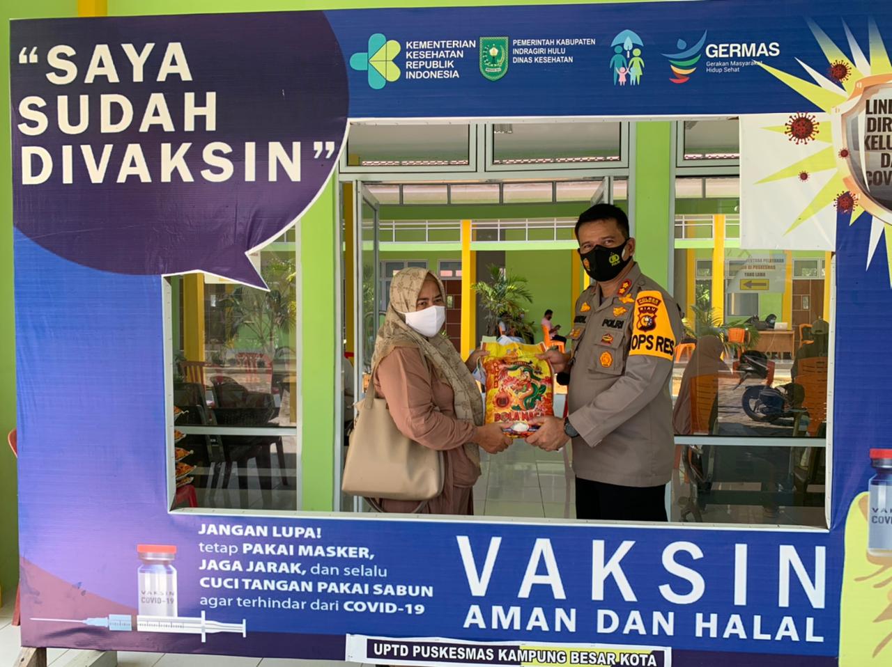 Pantau Vaksinasi Covid-19, Kapolres Inhu Bagikan Sembako di Kambesko
