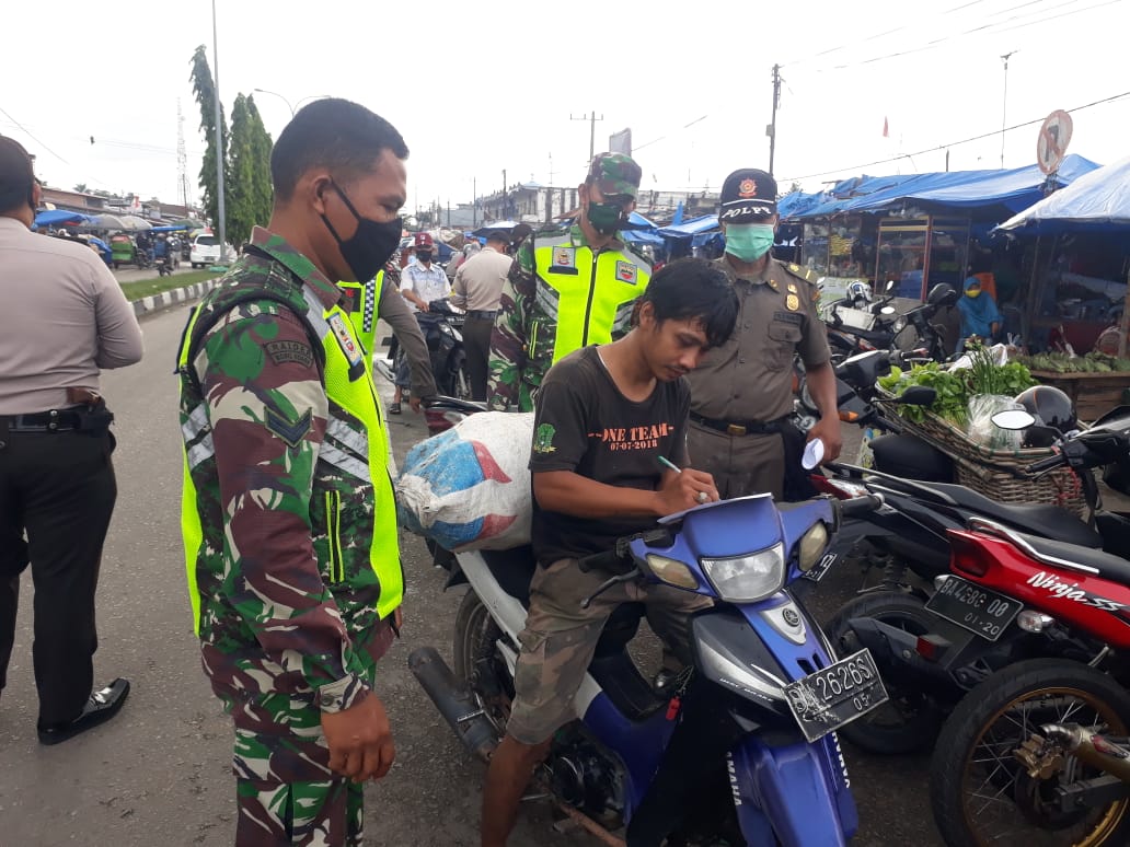 Kopda L Sigalingging Jaring 2 Orang Tidak Pakai Masker