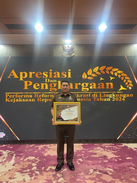 Kejaksaan Negeri Pelalawan Terima Penghargaan Predikat WBK Tahun 2024 dari Kejaksaan Agung