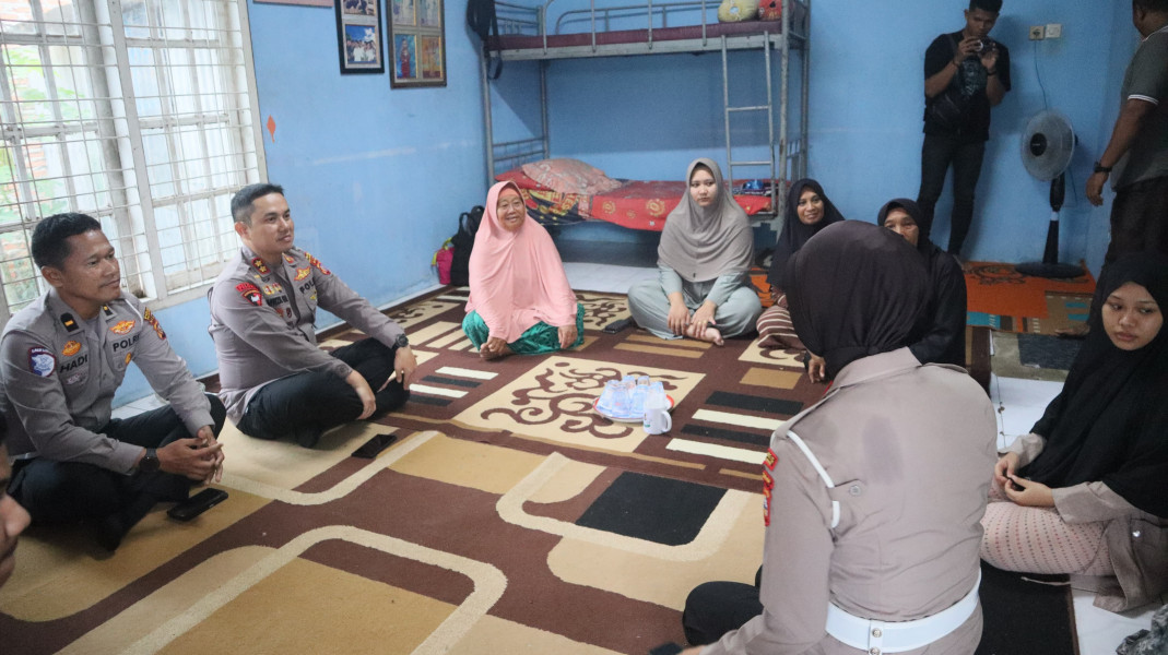 Kapolres Pelalawan Sambangi Keluarga Duka Yang Meninggal Dunia di Lokasi Banjir