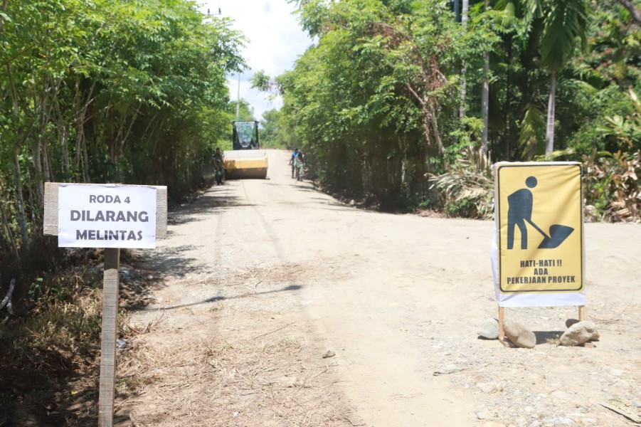 Jaga Keselamatan Petani, Satgas TMMD ke-129 Pasang Portal dan Rambu Imbauan di Lokasi Pengerasan Jalan