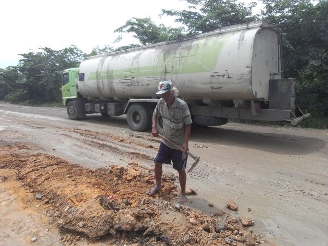 Miris..!! Perjuangan PKL Timbun Jalan Yang Berlubang, Pemerintahnya kemana ?