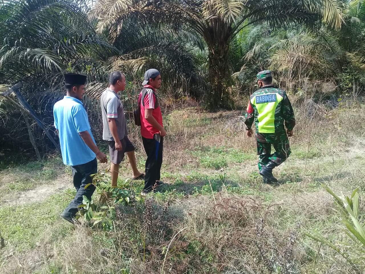 Sisir Bersama Masyarakat, Sertu Afrisal Sampaikan Bahaya Karlahut