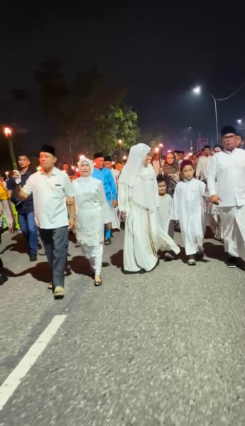 Ribuan Masyarakat Antusias Meriahkan Pawai Obor Sambut Hari Raya Idul Fitri