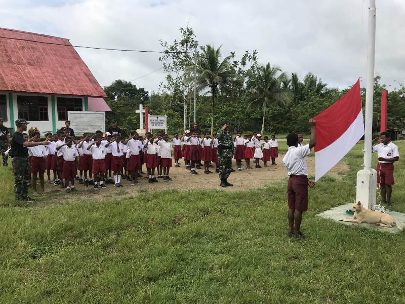 Tanamkan Jiwa Patriotisme, Satgas Raider 300/Bjw Gelar Upacara Bendera Bersama Siswa SD