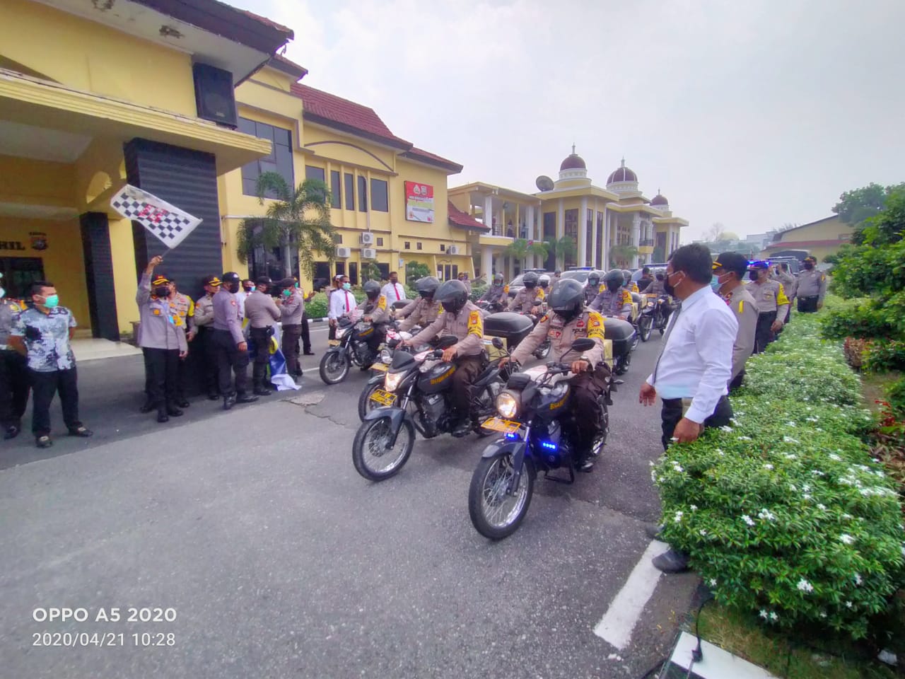 Polres Rohil Bagikan 200 Paket Sembako ke Warga Terdampak Covid 19