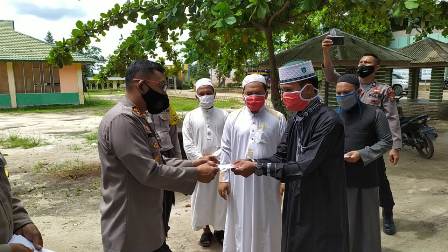 Kapolres Rohil Serahkan Bantuan ke Ponpes Bidatul Hidayah